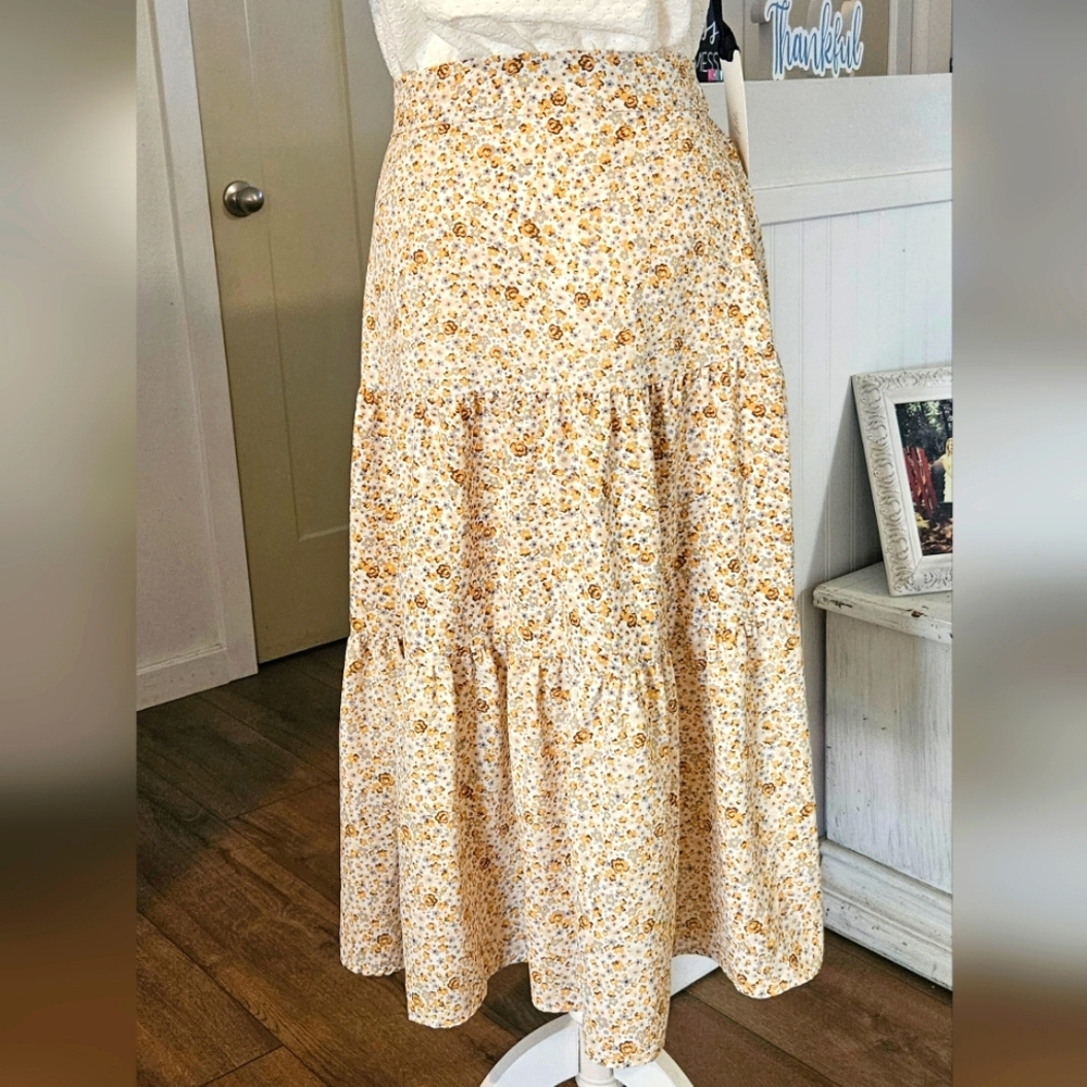 NWOT'S - DAZY - Gold, Gray & Tan on White Floral Print Lined Skirt - Size M